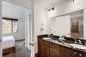 Spacious 4 Bedroom  Steps From Winter Activities Condo by RedAwning