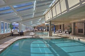 Spacious 4 Bedroom  Steps From Winter Activities Condo by RedAwning