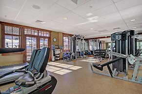 Spacious 4 Bedroom  Steps From Winter Activities Condo by RedAwning