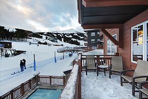 Spacious 4 Bedroom  Steps From Winter Activities Condo by RedAwning