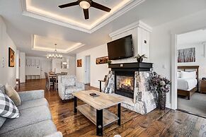 Spacious 4 Bedroom  Steps From Winter Activities Condo by RedAwning