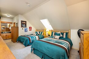 2130 The Pines 1 Bedroom Condo by RedAwning