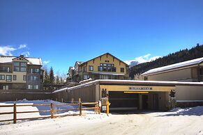 2759 Slopeside 1 Bedroom Condo by RedAwning