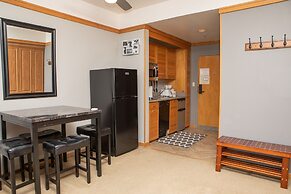 2759 Slopeside 1 Bedroom Condo by RedAwning