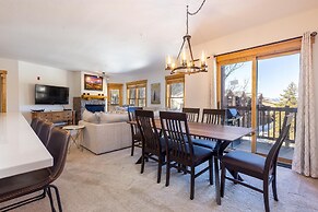 2640 Tenderfoot 3 Bedroom Condo by RedAwning