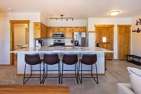 2640 Tenderfoot 3 Bedroom Condo by RedAwning