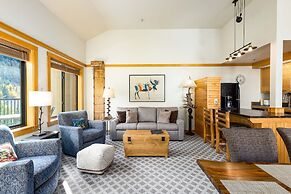 2796 Slopeside 2 Bedroom Condo by RedAwning