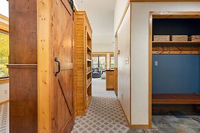 2796 Slopeside 2 Bedroom Condo by RedAwning