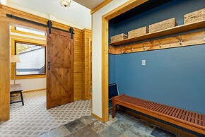 2796 Slopeside 2 Bedroom Condo by RedAwning