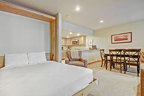 Beautiful Ski-In Ski-Out Condo, Great Location - CM244 by RedAwning
