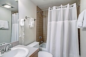 Roomy Condo with Great Amenities - VS438 by RedAwning