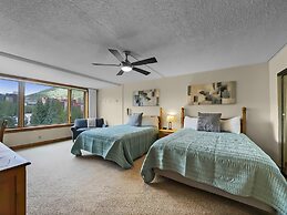 Timeless Classic Ski Condo - SH404 by RedAwning