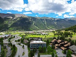Timeless Classic Ski Condo - SH404 by RedAwning