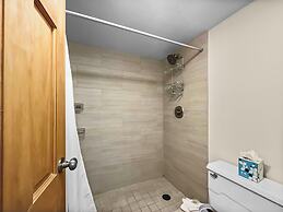 Timeless Classic Ski Condo - SH404 by RedAwning