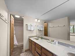 Timeless Classic Ski Condo - SH404 by RedAwning