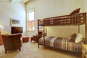 Alluring Lofty Condo In East Village - PG310 by RedAwning