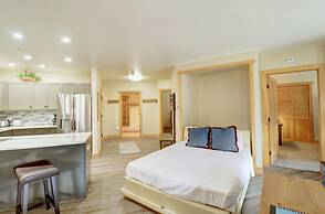 Newly Remodeled, Open Layout, with Incredible Views - CS302 by RedAwni