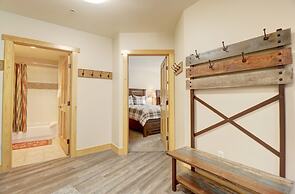 Newly Remodeled, Open Layout, with Incredible Views - CS302 by RedAwni