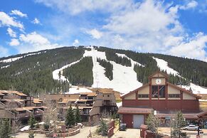 Newly Remodeled, Open Layout, with Incredible Views - CS302 by RedAwni