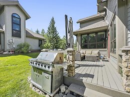 Private Dog Friendly Home Boasts Incredible Views - WD25 by RedAwning