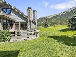 Private Dog Friendly Home Boasts Incredible Views - WD25 by RedAwning