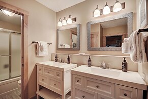 Beautiful Dog Friendly Ski Chalet A Minute to SuperBee Lift - AN203 by