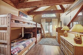 Beautiful Dog Friendly Ski Chalet A Minute to SuperBee Lift - AN203 by