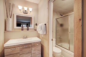 Beautiful Dog Friendly Ski Chalet A Minute to SuperBee Lift - AN203 by