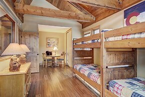 Beautiful Dog Friendly Ski Chalet A Minute to SuperBee Lift - AN203 by