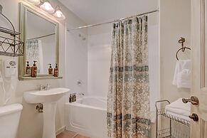 Comfortable Condo, Outstanding Location - TX414 by RedAwning