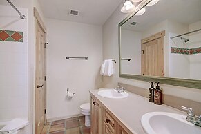 Comfortable Condo, Outstanding Location - TX414 by RedAwning