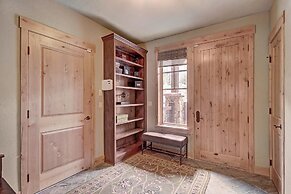 Short Walk to Ski Lift & Private Hot tub - 39C by RedAwning