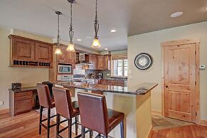 Short Walk to Ski Lift & Private Hot tub - 39C by RedAwning