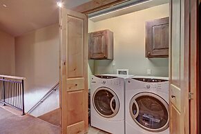 Short Walk to Ski Lift & Private Hot tub - 39C by RedAwning