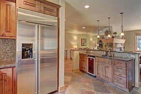 Short Walk to Ski Lift & Private Hot tub - 39C by RedAwning