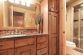 Short Walk to Ski Lift & Private Hot tub - 39C by RedAwning