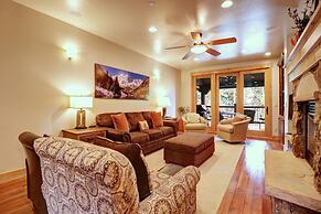 Short Walk to Ski Lift & Private Hot tub - 39C by RedAwning