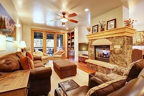 Short Walk to Ski Lift & Private Hot tub - 39C by RedAwning