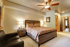 Short Walk to Ski Lift & Private Hot tub - 39C by RedAwning