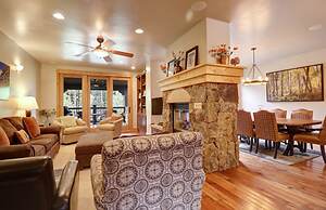 Short Walk to Ski Lift & Private Hot tub - 39C by RedAwning