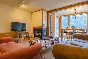 Comfortable Cozy Condo - Short Walk to American Eagle Lift - SH402 by 