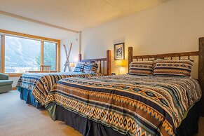 Comfortable Cozy Condo - Short Walk to American Eagle Lift - SH402 by 