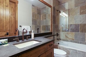 Incredible Executive Private Pet Friendly Home - LR902 by RedAwning