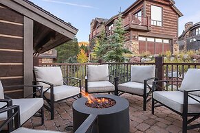 Incredible Executive Private Pet Friendly Home - LR902 by RedAwning