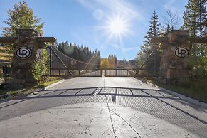 Incredible Executive Private Pet Friendly Home - LR902 by RedAwning