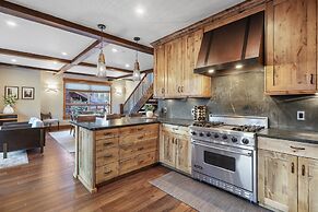 Incredible Executive Private Pet Friendly Home - LR902 by RedAwning