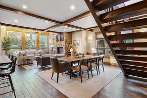 Incredible Executive Private Pet Friendly Home - LR902 by RedAwning