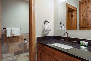 Incredible Executive Private Pet Friendly Home - LR902 by RedAwning