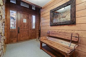 Incredible Executive Private Pet Friendly Home - LR902 by RedAwning