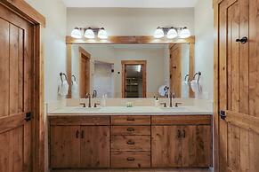 Incredible Executive Private Pet Friendly Home - LR902 by RedAwning